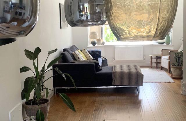 Cosy Modern House 15 min from Warner Bros. Studio