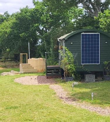 Cosy Off Grid Shepherds Hut with Wood Fired Hot Tub