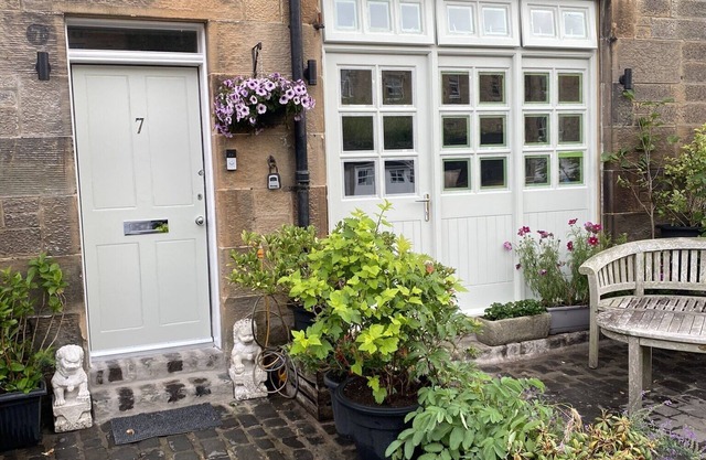 Cosy original Mews House in the centre of the city.
