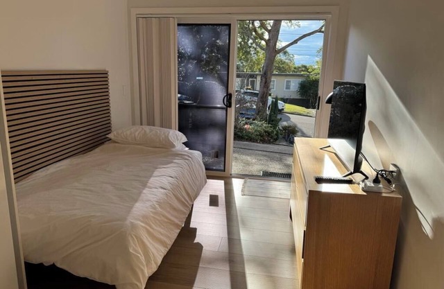 Cosy personal me-space in leafy Engadine close to the Royal National Park.