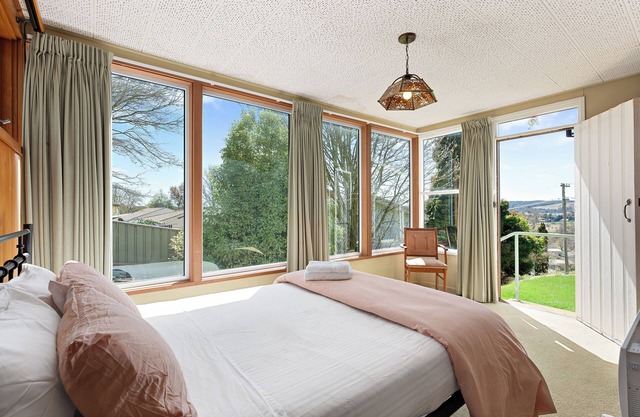 Cosy Pet Friendly Chalet, just 40m to Bathurst Races, 2m to Oberon Town Centre