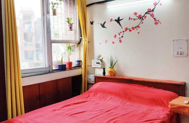 Cosy private room for females in an apartments, 5 mins walk from metro station