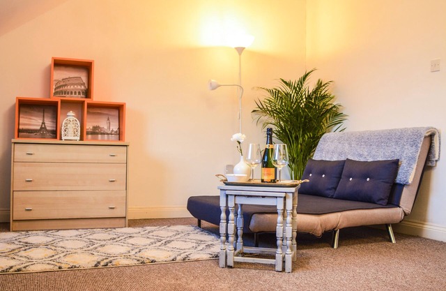 Cosy & Quirky 2 Bed Private Apartment with a Garden and Free Parking :)