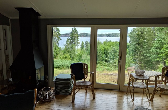 Cosy recreation houses with idyliskt views of the lake.