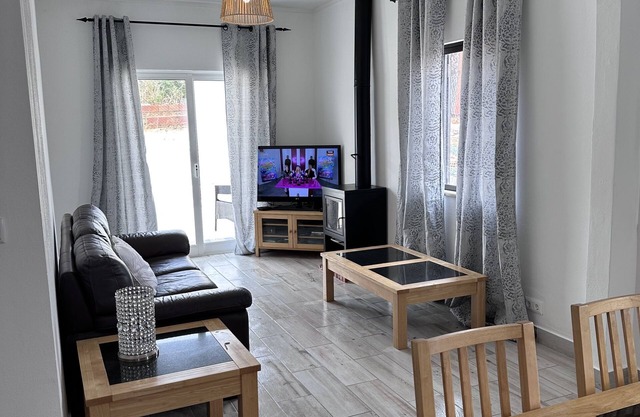 Cosy Refurbished 3 Bedroom Vila in a Quiet Area 2km From Town Center