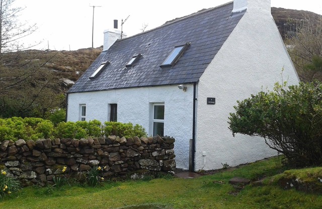 Cosy, remote crofter's cottage overlooking Loch Torridon, Idyllic, Pet-friendly