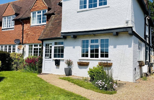 Cosy Seaside Cottage sleeps 6 pets welcome
