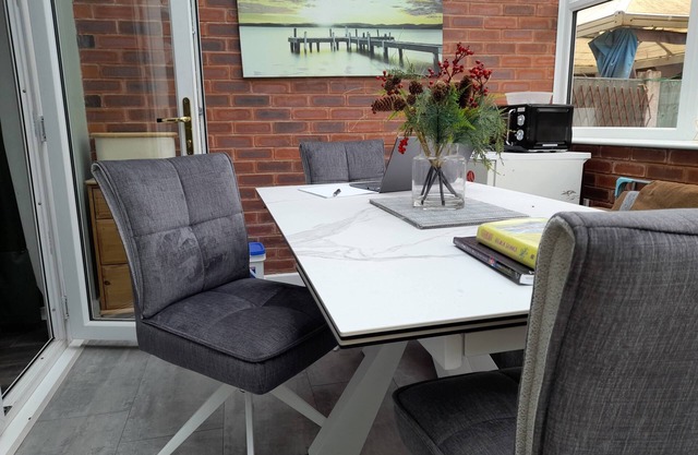 Cosy Spacious Bedroom with dedicated Shower/Toilet in the Heart of West Midlands