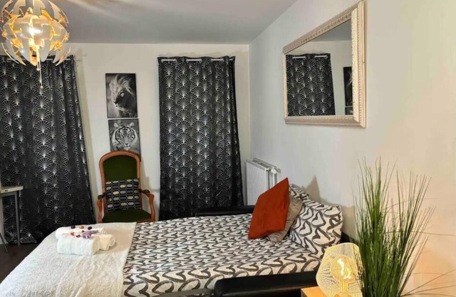 COSY STUDIO 5KM FROM PARIS NEW