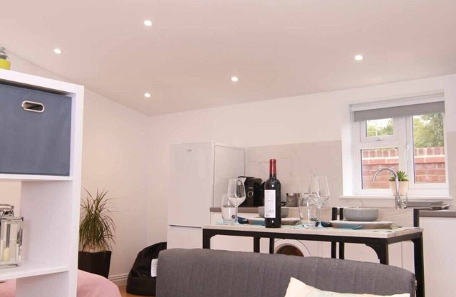Cosy Studio: Kitchen, Parking, 10' walking to Town