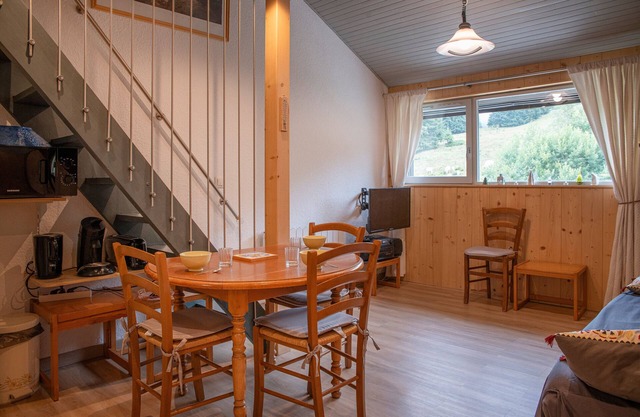 Cosy Studio Mezzanine Apartment with Mountain View and Balcony