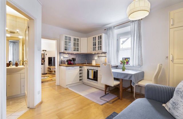 Cosy studio with balcony close to the historical center, free parking and wifi.