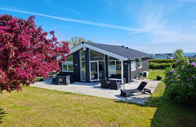 Cosy summerhouse near the waterfront