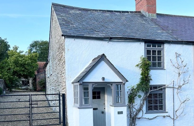 Cosy two bedrooom cottage set in a Dorset village