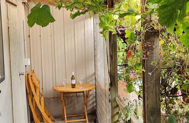 Cosy unit under the vine with separate bedroom and toilet. nnn