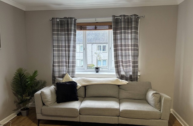 Cosy Up Dated House in Livingston