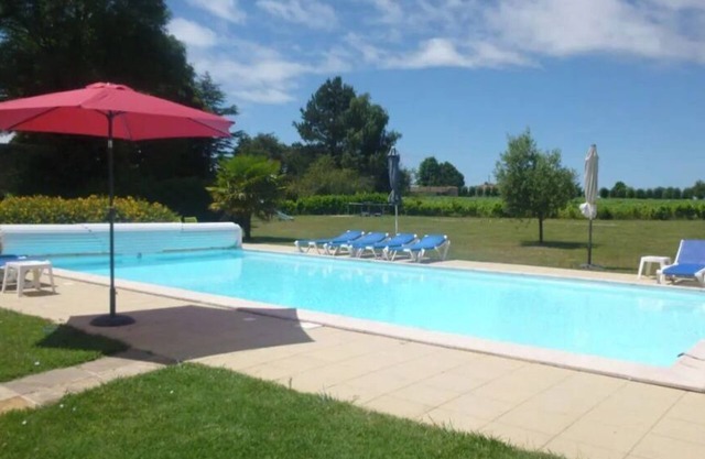 Cottage/Gîte 4 pers. with heated swimming pool near beaches