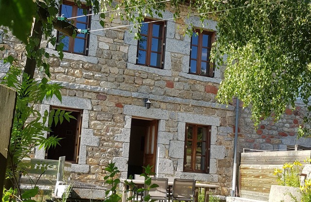 Cottage 3 ears in the countryside 10 minutes A75/8 people.