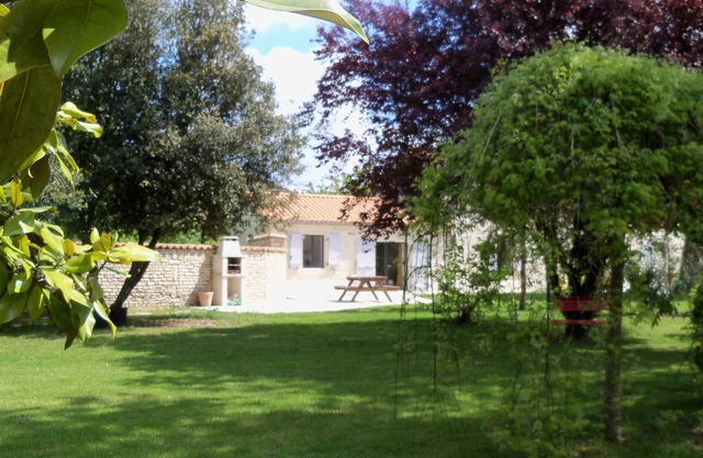 Cottage 12 people, swimming pool, near La Rochelle, Marais Poitevin and Ile de Ré