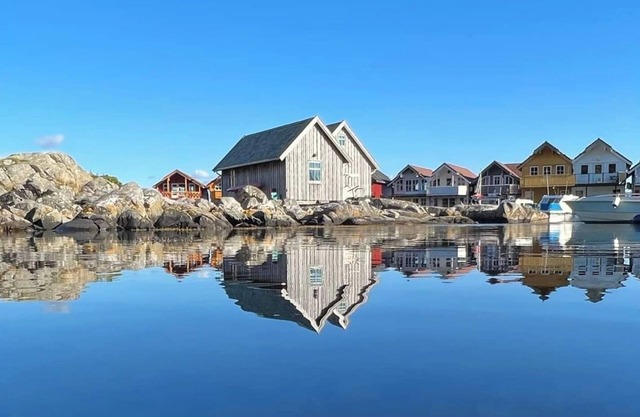 Cottage 2 meters from the sea, 2 hours from Bergen in Norway. Unike location