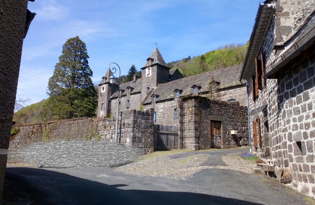 Cottage 50 m², in a small valley town on the banks of the Aspre river.