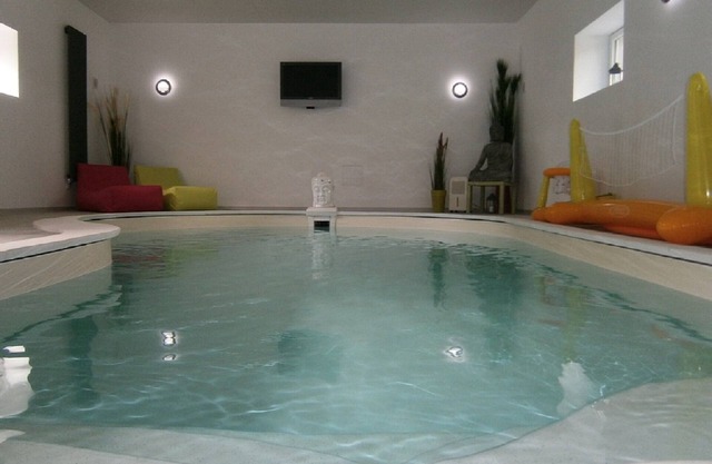Cottage 6 people with indoor pool, fishing pond, landing beaches