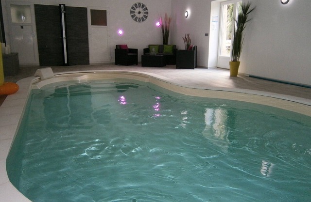 Cottage 8 people with heated indoor pool and fishing pond.
