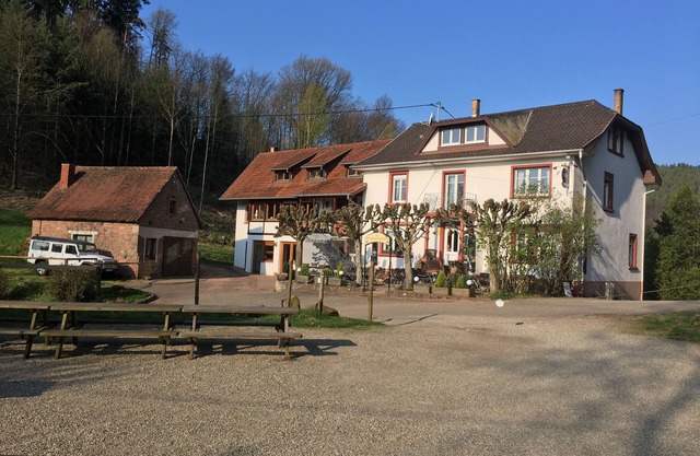 Cottage at the foot of the Castles