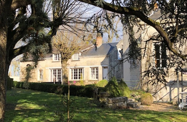 Cottage Au Bonheur Dupré with heated pool in season in a park with trees 1.2 ha