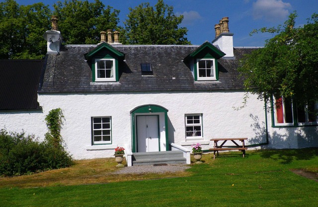 Cottage beside Loch Ness, Caledonian Canal and River Oich, Fort Augustus