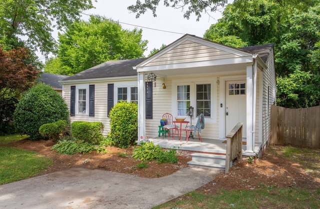 Cottage Central to Downtown/Midtown & walk to hospital