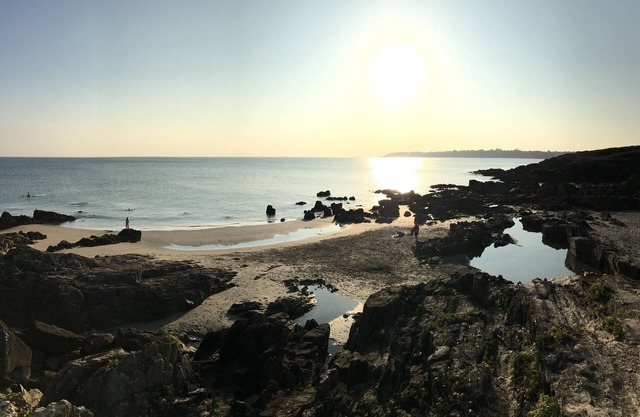 COTTAGE des RIAS 2 guest rooms or 1 suite 172 m from the sea without TV