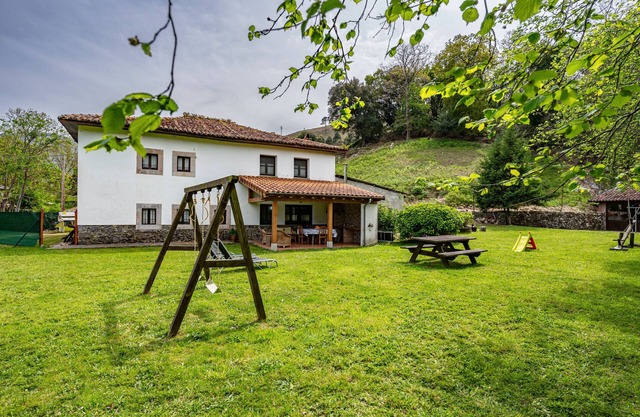 Cottage 'El Molin De Frieras' with Mountain View, Private Garden and Wi-Fi
