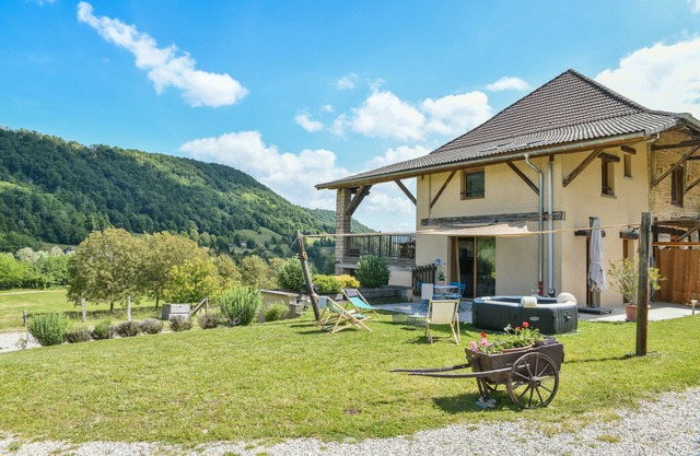 Cottage 'Entre Lacs Et Montagne' with Mountain View, Wi-Fi and Air Conditioning