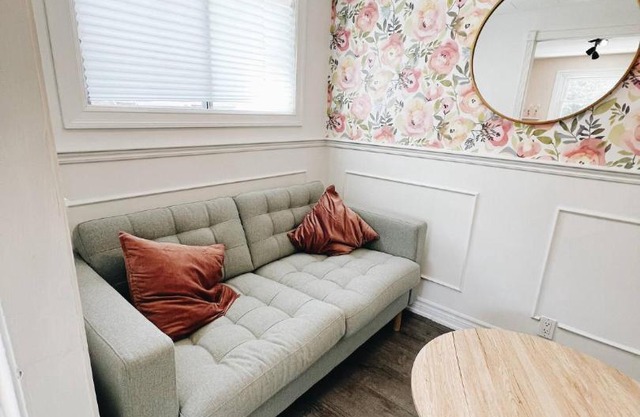 Cottage Feels in the City - Downtown Apartment & Backyard Bliss