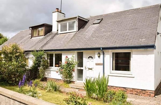 COTTAGE FIA, family friendly, with open fire in Marybank