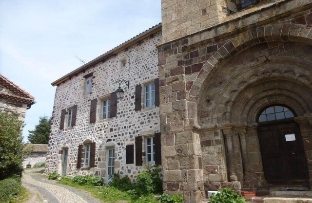Cottage for 4 with courtyard, Loire view