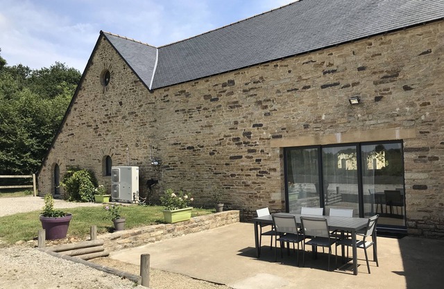 Cottage for 6 people in a quiet longère in the Breton countryside near Va
