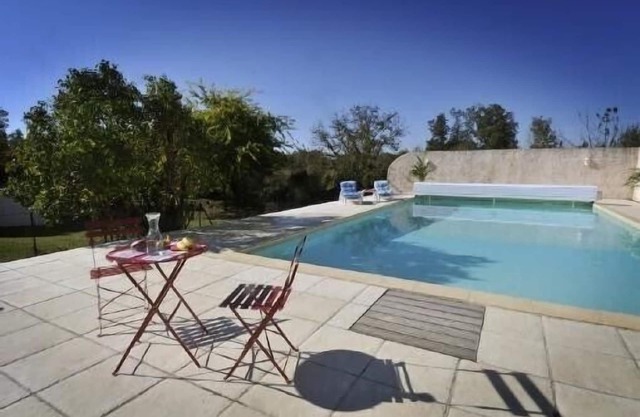 Cottage with pool 15 minutes from the ocean