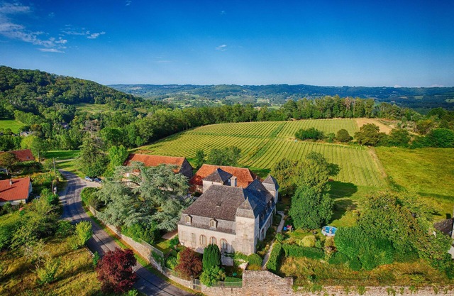 Cottage in the park of an 18th-century Manor. Magnificent view of the vineyards.