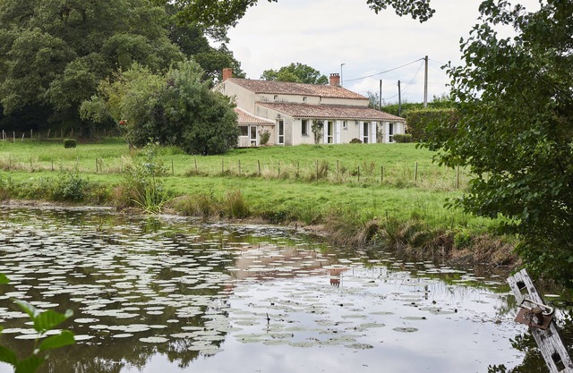 Cottage House with view on a castle