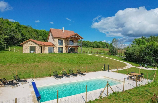 Cottage in Dordogne with Heated Pool & Views