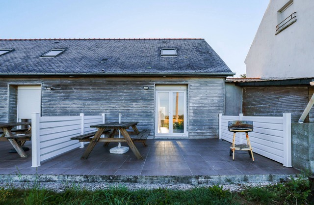 Cottage "Gite Triskel" with Private Terrace, Shared Garden & Wi-Fi