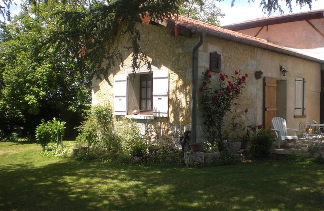 Cottage in a farm with swimming pool located in a Park with century-old cedars.