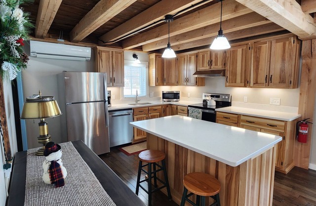 Cottage in Charming Contoocook Village. Ideal for Staycations and Remote Work