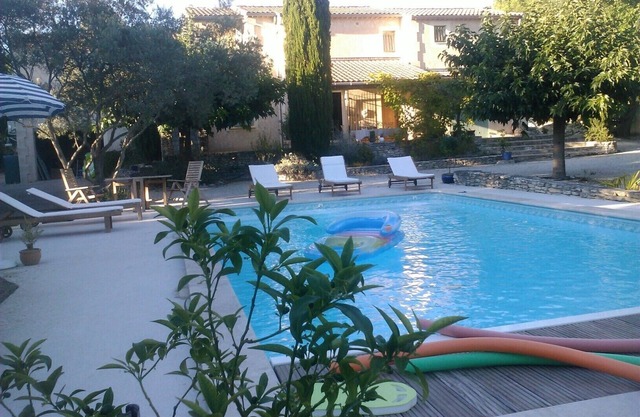Cottage in L'Isle sur la Sorgue, St Antoine area, air conditioning and pool, linen provided