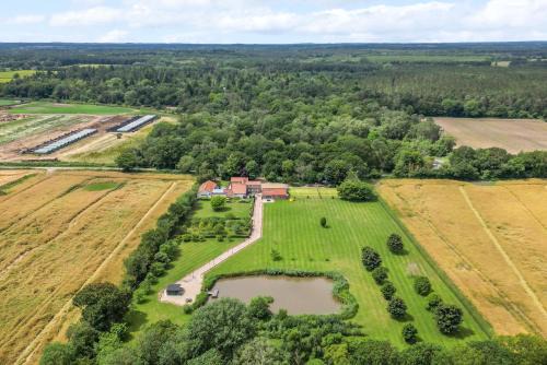 Cottage In Norfolk Sleeps 23 - Private Pool, Fishing Lake, Hot Tub Ref 99008Sc