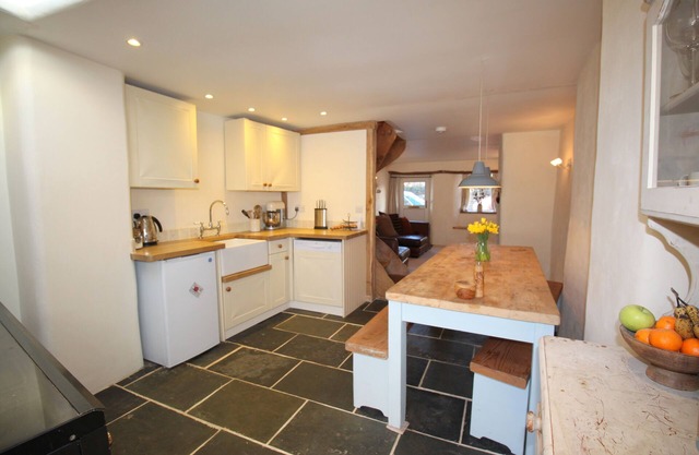 Cottage in pretty village, easy access to Exeter, Torquay + coast + countryside