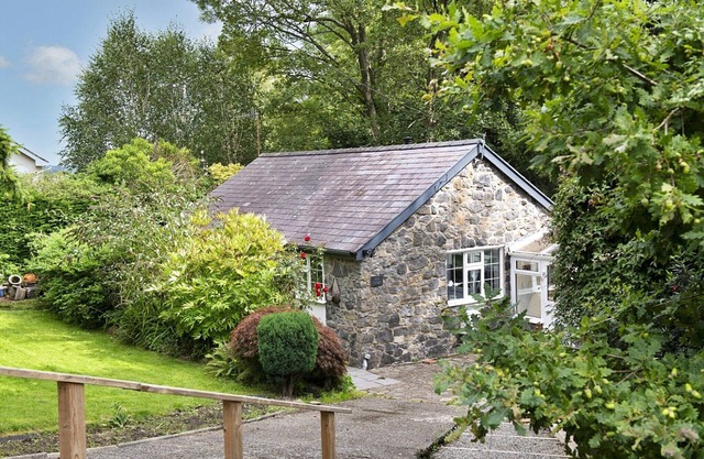 Cottage in Rowen by River & Pet-Friendly Trails