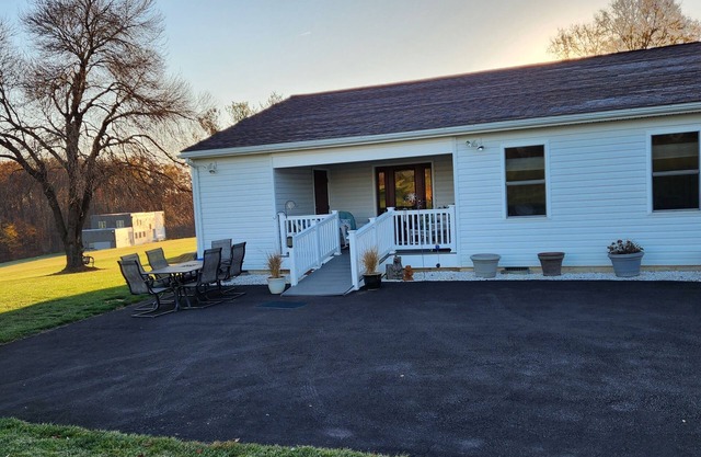Cottage in the Country, walk to miles of hiking trails, close to restaurants